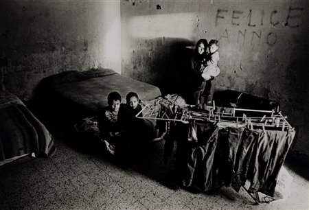 Mimmo Jodice (1934 - 2025)  - Napoli, senzatetto alloggiati nell'ex hotel "Tricarico" a Bagnoli, 1980