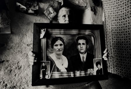 Mario Cresci (1942)  - Dalla serie "Ritratti reali", 1974