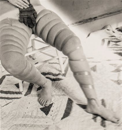 Francesca Woodman (1958 - 1981)  - Horizontale, Providence, Rhode Island, 1976