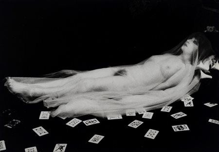 Irina Ionesco (1930)  - Senza titolo (nudo di donna con carte da gioco), 1976