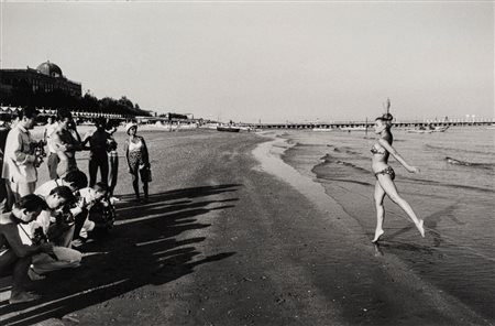 Mario De Biasi (1923 - 2013)  - Venezia, Spiaggia dell'Excelsior, 1957