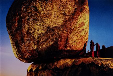 Steve McCurry (1950)  - Golden Rock, Pagoda of Kyaikto, Birmania, 1994