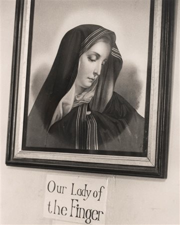 Elliott Erwitt (1928 - 2023)  - Senza titolo (Our Lady of the Finger), 1987