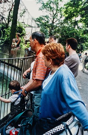 Dan Graham (1942 - 2022)  - Family in Antwerp Zoo dal porfolio Biennale Venezia 2003 pubblicato da Edition Schellmann, Monaco – New York, 2003