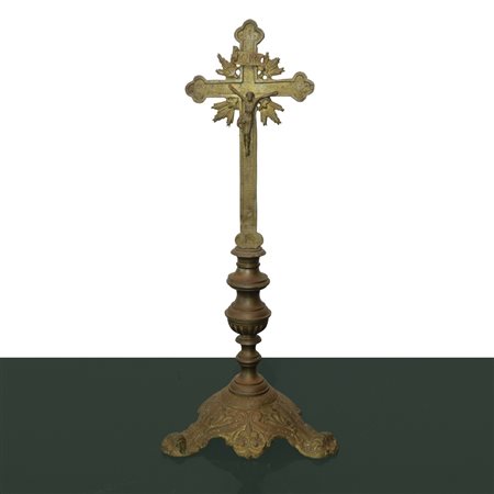 Crocifisso in bronzo dorato con base a tre razze