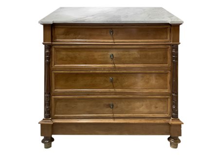 Cassettone a quattro cassetti in legno di noce con mezze colonne ai lati, piedi a cipolla e marmo bianco al piano