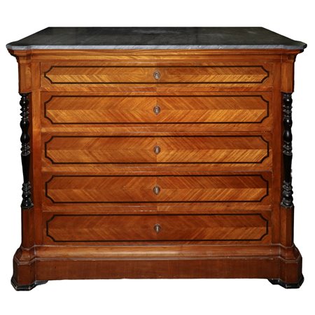 Cassettone a cinque cassetti in legno di mogano.