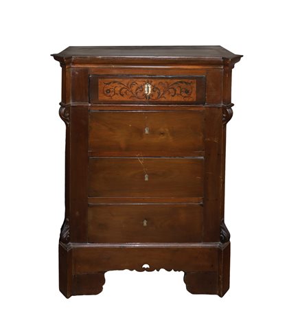 Piccolo cassettone a quattro cassetti