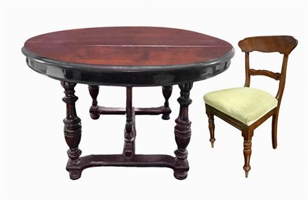 Tavolo rotondo in mogano allungabile con quattro sedie e allunghi di servizio