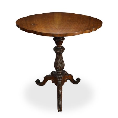 Tavolo a biscotto in noce con piede a tre razze