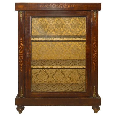 Vetrina bassa in legno con intarsi e bronzi applicati ai lati