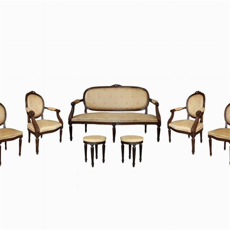 Salotto con braccioli intagliati a foglie d'acanto, gambe scanalate, tappezzaria damascata in stile floreale