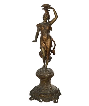 Scultura femminile portacandele in bronzo con piedistallo