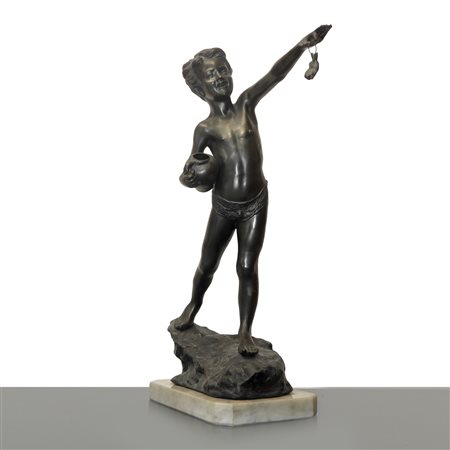 Fanciullo con granchio, scultura su base in marmo