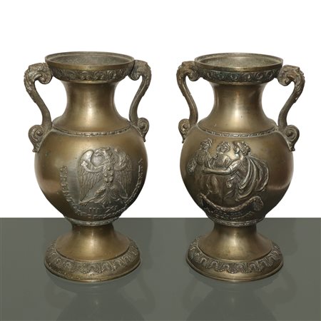 Coppia di vasi biansati in metallo con decori e iscrizioni a rilievo sul fronte e sul retro