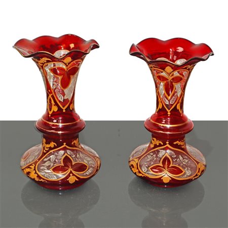 Coppia di vasi in vetro di Murano rosso con inserti dorati