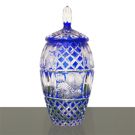 Poutiche in vetro blu intagliato e decorato a motivi floreali