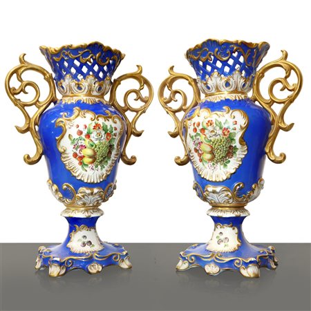 Capodimonte - Coppia di vasi in porcellana di Capodimonte blu con decori al fronte e al retro di fiori e frutti
