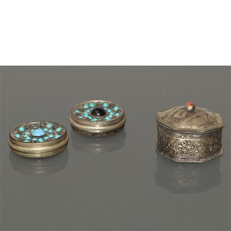 Gruppo composto da 3 scatoline portapillole in metallo argentato e pietre dure