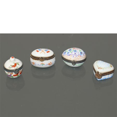 Gruppo di N 4 portapillole con decori floreali