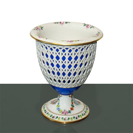 Vaso in porcellana a cesto bianco base a motivi floreali con vaso interno blu cobalto e orlo a motivi floreali