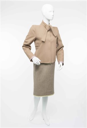 Miu Miu: abito e giacchino sui toni del cammello