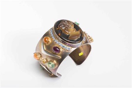 Marc Jacobs: bracciale rigido alla schiava in metallo color bronzo e argento...