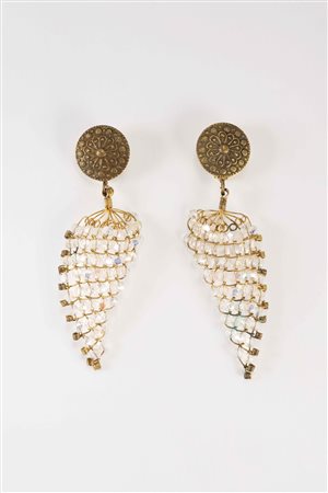 Orecchini campione per sfilata con al lobo motivo a scudo tondo e disegni a...