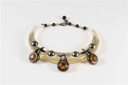 Paolo Bellini: collier rigido in resina trasparente con elementi in metallo...