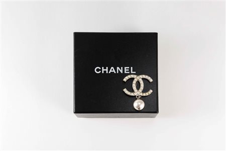 Chanel: spilla color argento logata, impreziosita da piccole perle fancy di...