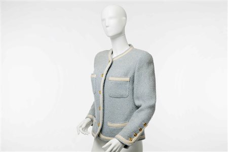 Chanel: giacca in lana azzurra bordata avorio, con bottoni logati color oro,...