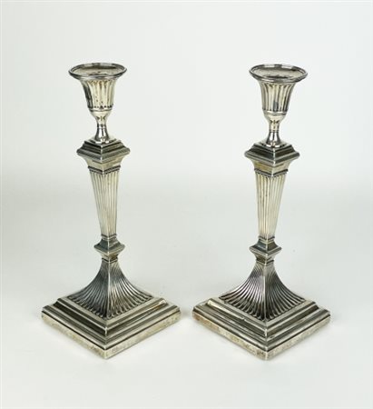 Coppia di candelabri placcati in argento, Inghilterra, anni 1900-1910,...