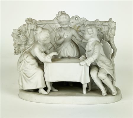 Elegante portacarte in porcellana biscuit raffigurante una scena di dame e...