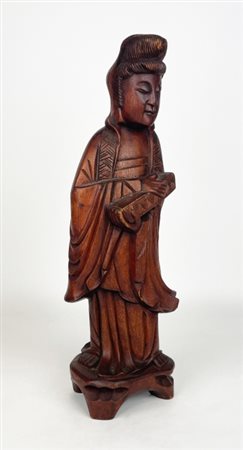 Scultura esotica in legno raffigurante una Guanyin. Seconda metà del 20°...