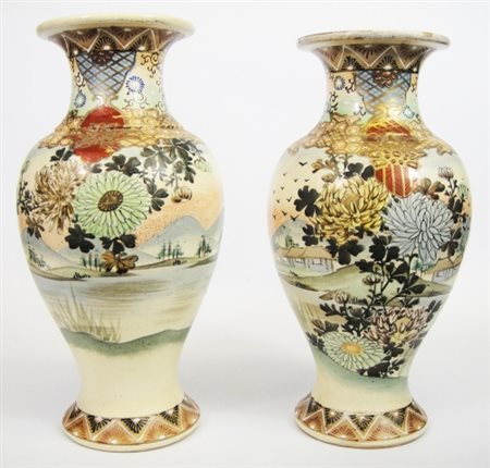 Coppia di vasi giapponesi Satsuma, XX secolo. Vasi giapponesi riccamente...