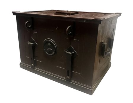 Antico forziere in metallo, 18° secolo. Antico forziere in metallo,...