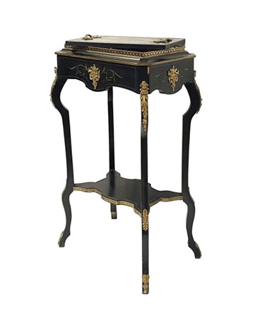 Mobiletto, 19° secolo, Mobiletto con piano laccato nero in stile eclettico,...