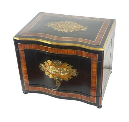 Porta bottiglie di whisky e brandy, XX secolo. Cassa in legno di ebano con...