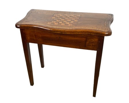 Tavolino pieghevole con piano intarsiato a forma di scacchiera in noce...