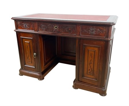 Scrivania bifacciale, XX secolo. Mobile in noce. Periodo di produzione...