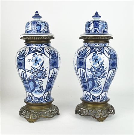 Coppia di grandi vasi Delft con coperchio del 19°/20° secolo. Ogni vaso ha un...