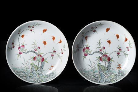 Coppia di piatti in porcellana Famiglia Rosa decorati con albero di pesche su...