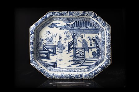 Piatto oblugno ottagonale in porcellana bianca e blu decorato all'interno con...