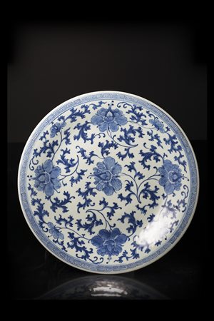 Grande piatto in porcellana bianca e blu decorato con fiori e motivi vegetali...