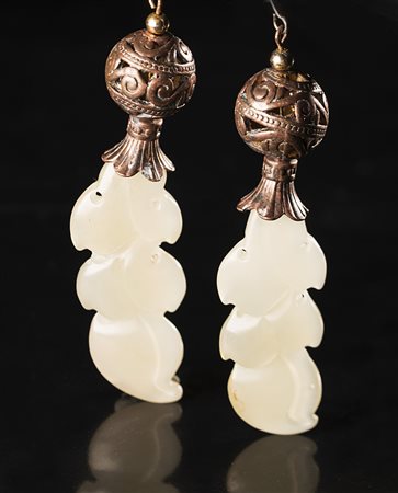 Orecchini con pendenti in giada color celadon a forma di piccole foglie e...