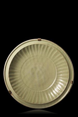 Piatto in grès a invetriatura celadon con decorazione impressa nel cavetto...