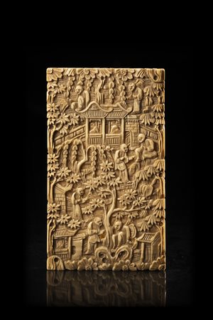 Portabiglietti da visita in avorio intagliato con figure in un paesaggio con...