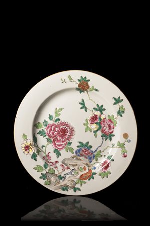 Tre piatti Famiglia Rosa decorati con rami di peonia in fiore tra rocce...