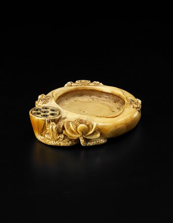 Piccolo lavapennelli in avorio a forma di foglie di loto, adornato sui bordi...