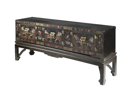 Grande mobile da appoggio in legno ebanizzato con gambe squadrate, il fronte...